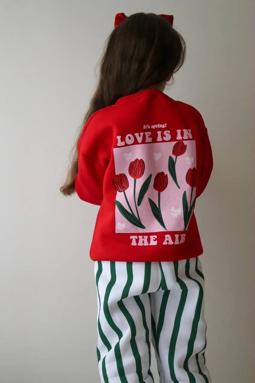 Love is in alt çizgili takım Kırmızı